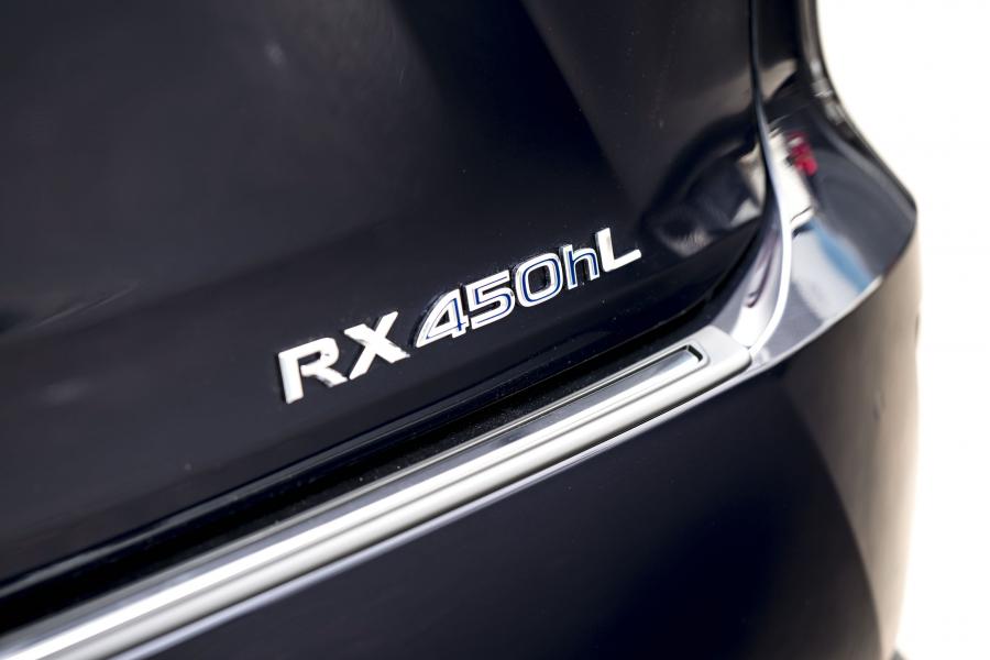 Логотип Lexus RX450hL 2018 года  (NA) (фото 9 из 24)